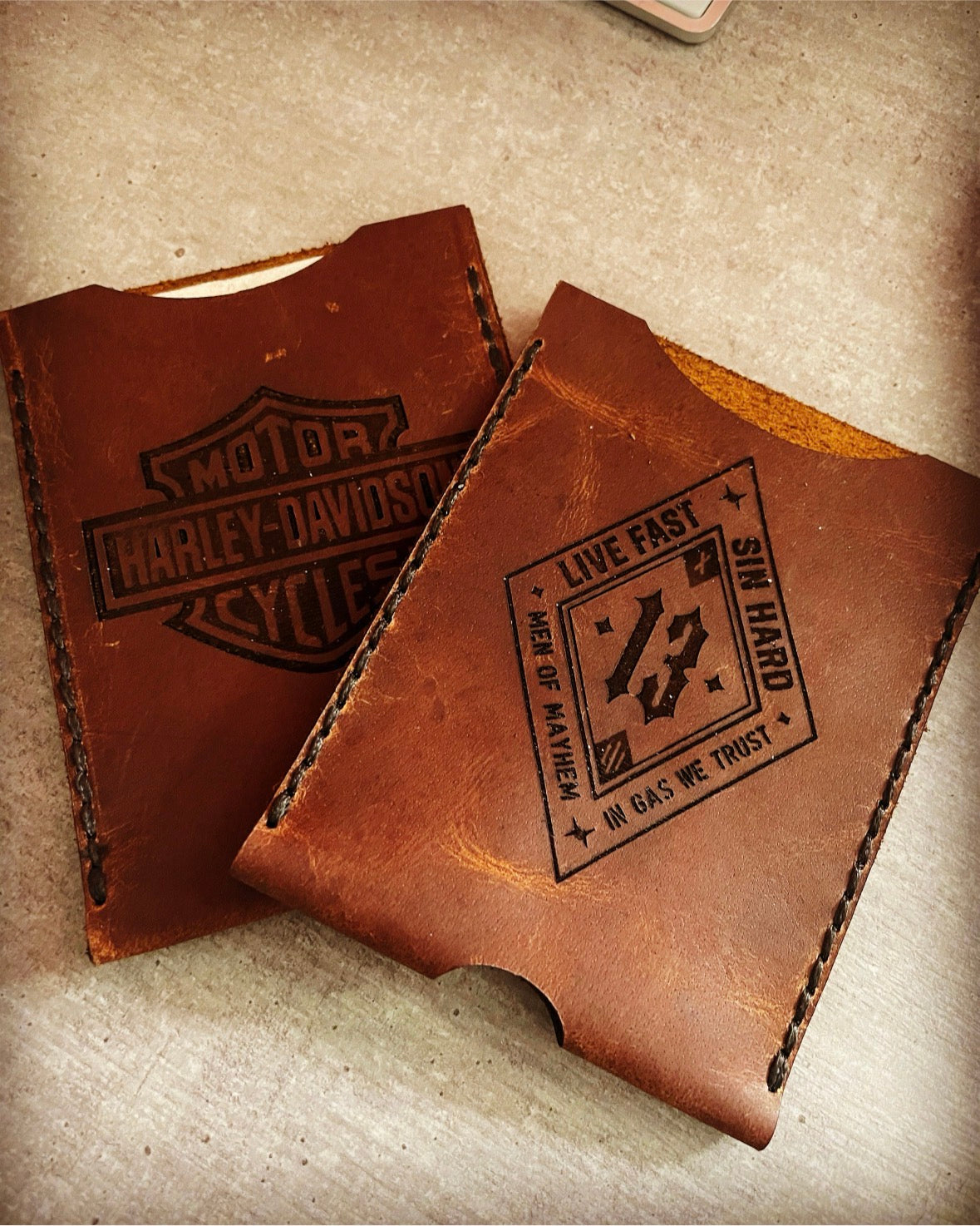 Motorrad-Motiv auf Leder